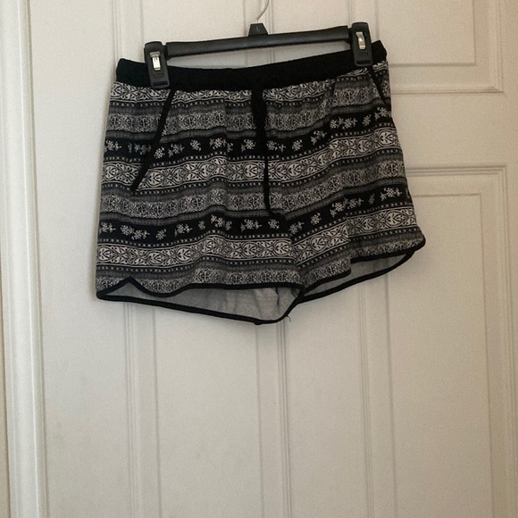 𝅺mudd shorts adjustable tighteness with pockets long strings - Size M - Picture 1 of 1